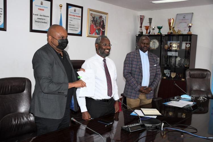 UoN lead by VC Prof Kiama (C) and ALA lead by Mr Wachira (L) after signing the collaborative agreement with Da An Gene Co. Together with them is University Advancement Director, Mr Brian Ouma