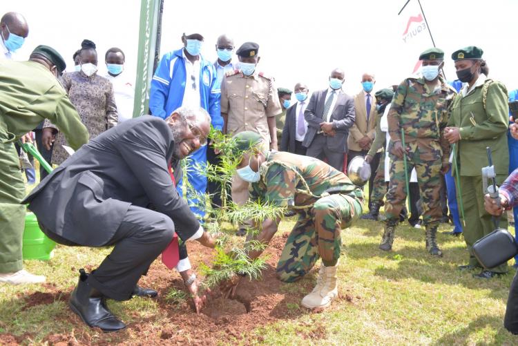 The VC Prof Stephen Kiama and KFS Chief Conservator of Forests, Mr Julius Kamau plant a tree